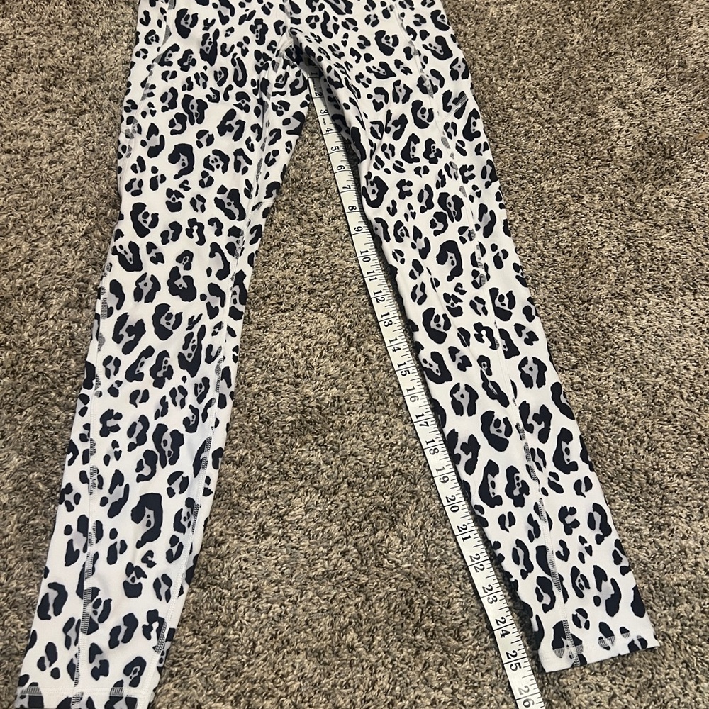 Fabletics Snow Leopard Set - Picture 4 of 7